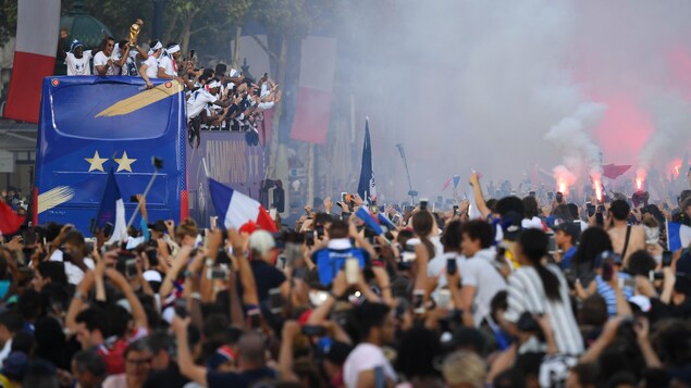 L'autobus de l'équipe de France sur les Champs-Élysées L'autobus de l'équipe de France sur les Champs-Élysées