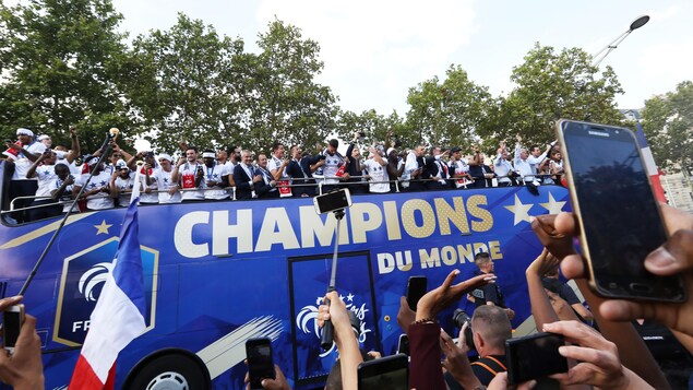Les milliers de Français réunis sur les Champs-Élysées saluent les Bleus Les milliers de Français réunis sur les Champs-Élysées saluent les Bleus