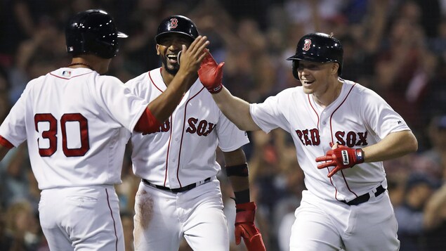 Brock Holt (à droite) célèbre son circuit de trois points contre les Blue Jays de Toronto avec ses coéquipiers des Red Sox de Boston Tzu-Wei Lin (à gauche) et Eduardo Nunez. Brock Holt (à droite) célèbre son circuit de trois points contre les Blue Jays de Toronto avec ses coéquipiers des Red Sox de Boston Tzu-Wei Lin (à gauche) et Eduardo Nunez.