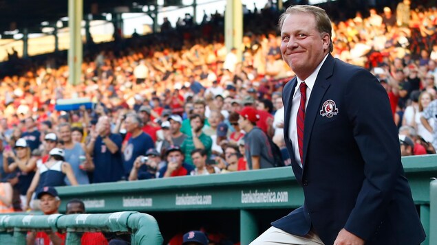 Il est applaudi par la foule du Fenway Park.