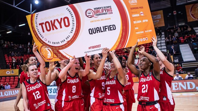 Les basketteuses canadiennes célèbrent leur qualification olympique.