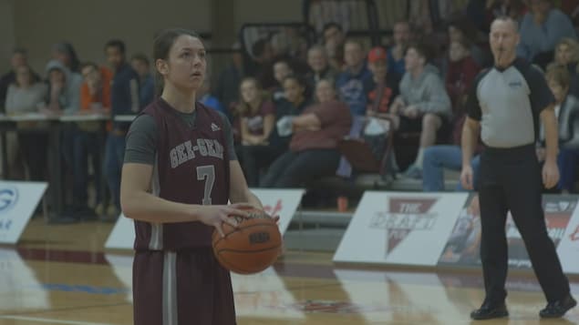 L'ancienne capitaine des Gee Gees de l'Université d'Ottawa, Kellie Forand, s'apprête à effectuer un lancer franc L'ancienne capitaine des Gee Gees de l'Université d'Ottawa, Kellie Forand, s'apprête à effectuer un lancer franc