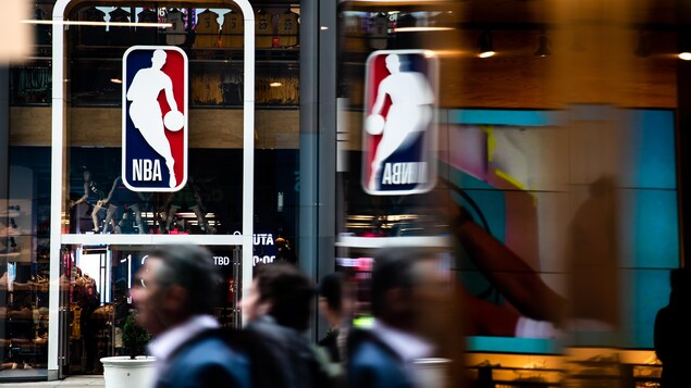 Vue d'un logo de la NBA au-dessus de la porte d'un magasin