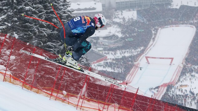 Un skieur en plein vol