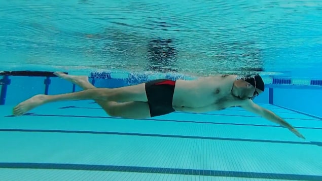 Benoît Huot, sous l'eau, nage le style libre.