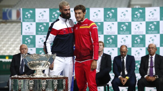 Benoît Paire et Pablo Carreno Busta posent devant le Saladier d'argent lors du tirage au sort de la demj-finale de la Coupe Davis entre la France et l'Espagne. Benoît Paire et Pablo Carreno Busta posent devant le Saladier d'argent lors du tirage au sort de la demj-finale de la Coupe Davis entre la France et l'Espagne.