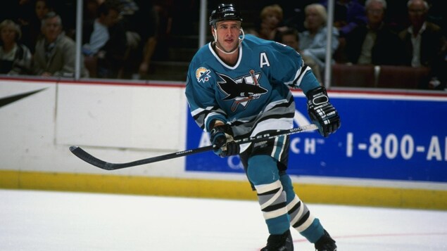 Il est en action sur la glace. Il est en action sur la glace.