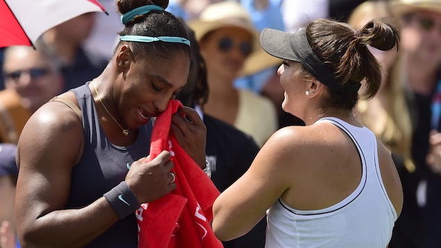 Bianca Andreescu console Serena Williams après son abandon en finale de la Coupe Rogers.