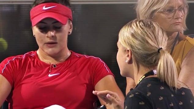 Virginie Tremblay encourage et donne ses instructions à Bianca Andreescu lors d'un match.