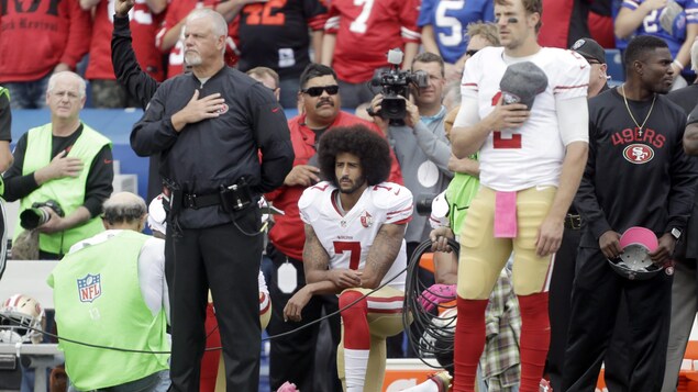 Colin Kaepernick, à genou Colin Kaepernick, à genou