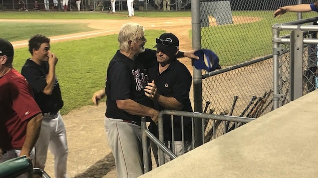 Au monticule à 74 ans, l'ancien des Expos, Bill Lee, rend un hommage à Rhéal Cormier - Vimarsana News