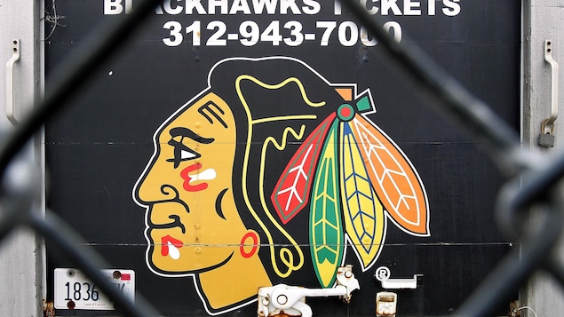 Le logo des Blackhawks de Chicago peint à l'arrière d'un camion