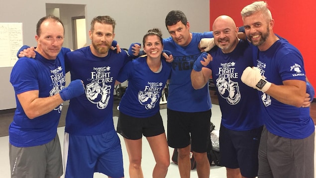 L'équipe des bleus de Fight for the cure 2018 : Wayne Liko, Derek Newberry, Lisa Langevin, Matt Jacques, Scott McRae et Richard Hiladie L'équipe des bleus de Fight for the cure 2018 : Wayne Liko, Derek Newberry, Lisa Langevin, Matt Jacques, Scott McRae et Richard Hiladie