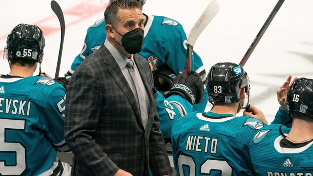 Sept joueurs des Sharks et l’entraîneur-chef dans le protocole contre la COVID-19