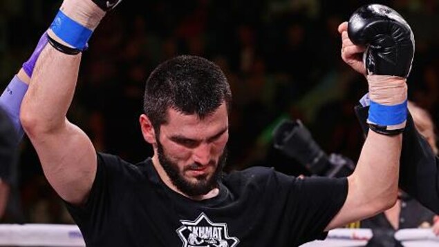 Artur Beterbiev les bras levés en signe de victoire