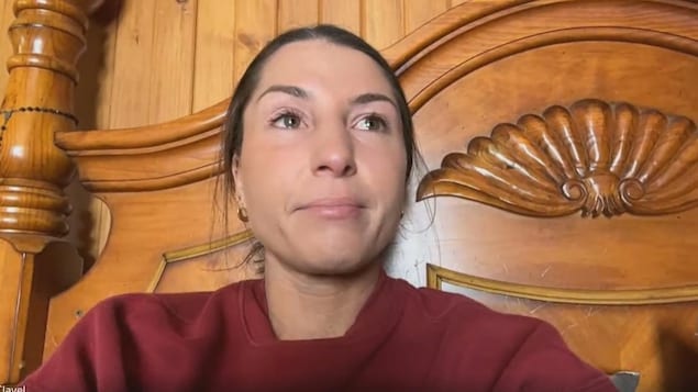 Elle répond aux questions avec beaucoup d'émotion dans le regard.