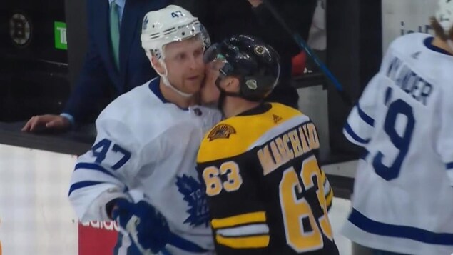 Brad Marchand embrasse Leo Komarov pendant un arrêt de jeu du premier match entre les Bruins et les Maple Leafs. Brad Marchand embrasse Leo Komarov pendant un arrêt de jeu du premier match entre les Bruins et les Maple Leafs.