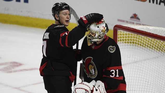 Tkachuk réussit un tour du chapeau et les Sénateurs blanchissent le Lightning