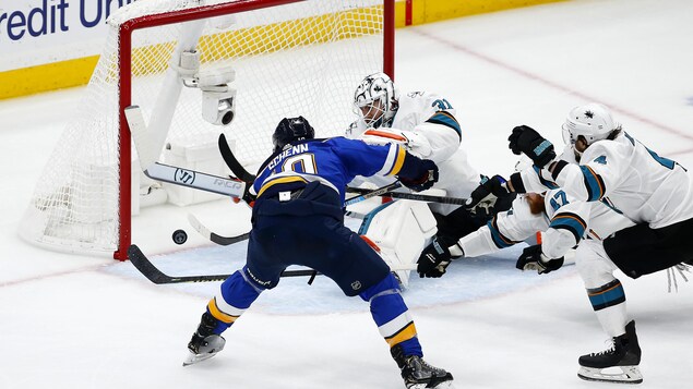 Brayden Schenn (no 10) et Martin Jones (no 31)