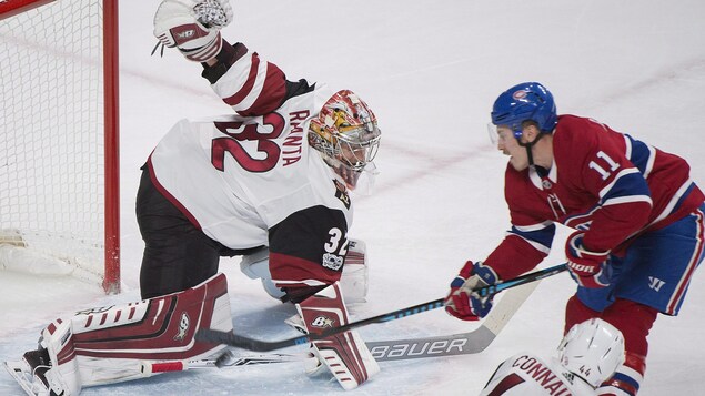 Brendan Gallagher déjoue Antti Raanta Brendan Gallagher déjoue Antti Raanta