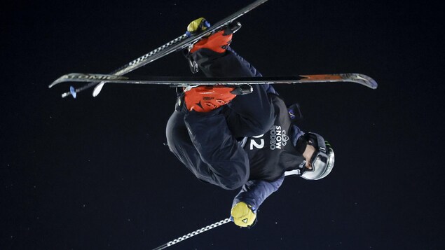 Brendan MacKay à la Coupe du monde de ski acrobatique de Calgary.