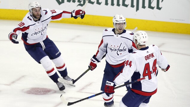 Brett Connolly, Lars Eller (au centre) et Brooks Orpik Brett Connolly, Lars Eller (au centre) et Brooks Orpik