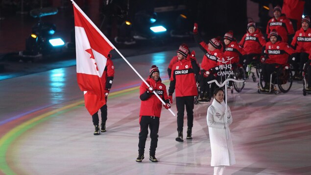 Brian McKeever avec le drapeau canadien Brian McKeever avec le drapeau canadien