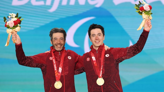 Les Canadiens Brian McKeever et Graham Nishikawa portent fièrement leur médaille d'or.