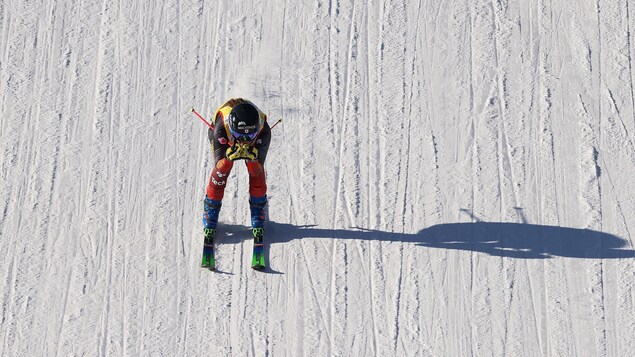 Une skieuse dévale une pente.