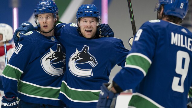 Ils sourient sur la glace.