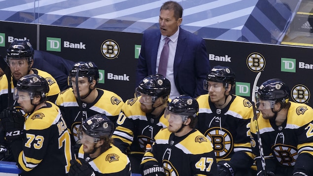 L’entraîneur des Bruins de Boston est positif à la COVID-19