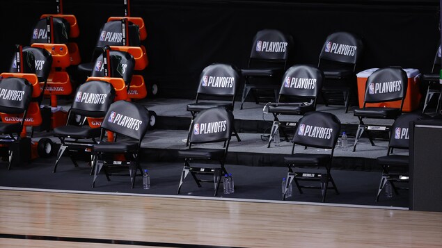 Des chaises vides près d'un court de basketball