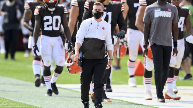 Il marche aux abords du terrain des Browns de Cleveland.