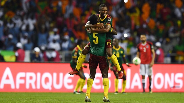 Michael Ngadeu-Ngadjui et Sebastien Siani célèbrent la victoire du Cameroun en finale de la Coupe d'Afrique des nations. Michael Ngadeu-Ngadjui et Sebastien Siani célèbrent la victoire du Cameroun en finale de la Coupe d'Afrique des nations.