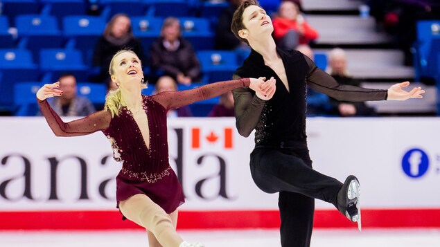Les patineurs en compétition, de face, l'un à côté de l'autre