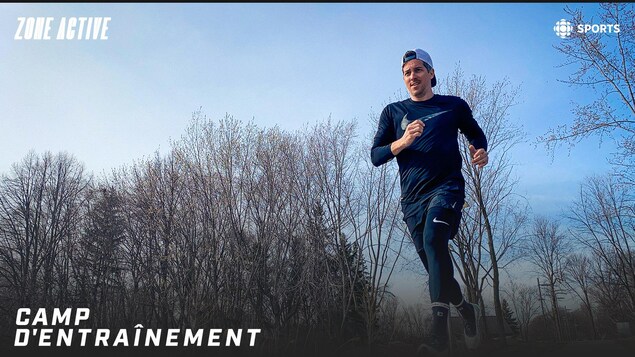 Photo d'un coureur dans une forêt.