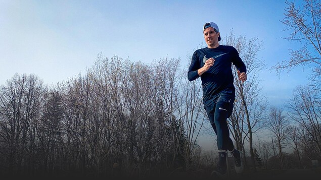 Photo d'un coureur dans une forêt.