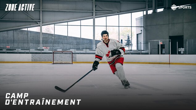 Le journaliste Michaël Roy patine vêtu d'un équipement de hockey.