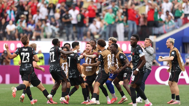 Les joueurs célèbrent leur victoire.