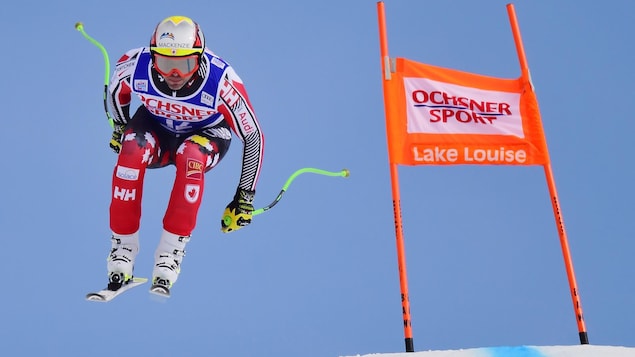 Le Canadien Manuel Osborne-Paradis en piste lors de la première descente d'entraînement de la Coupe du monde de Lake Louise, en Alberta.