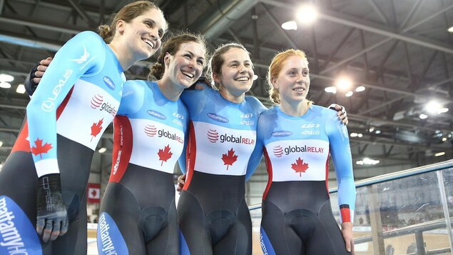 Le quatuor canadien féminin remporte l'or en poursuite à Milton, en Ontario.