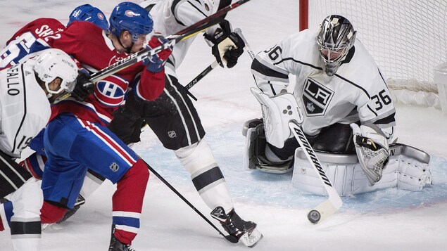 Le gardien des Kings Jack Campbell a réussi le premier blanchissage de sa carrière. Le gardien des Kings Jack Campbell a réussi le premier blanchissage de sa carrière.