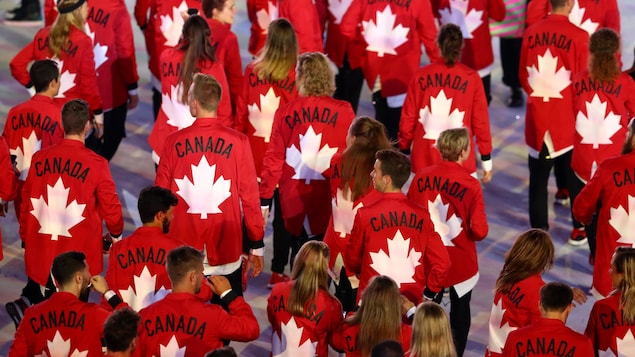 Plusieurs membres de la délégation canadienne à la cérémonie d'ouverture des Jeux de Rio en 2016. 