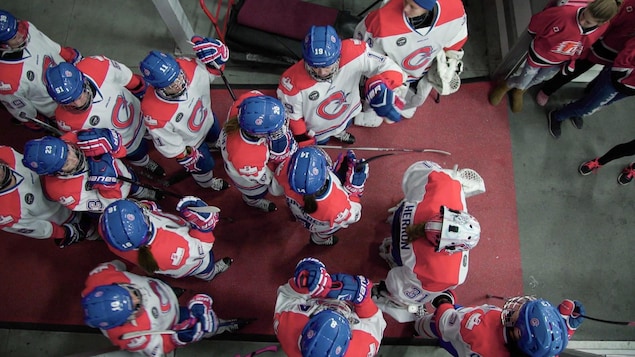 Les joueuses des Canadiennes de Montréal attendent le signal avant d'entrer sur la glace.