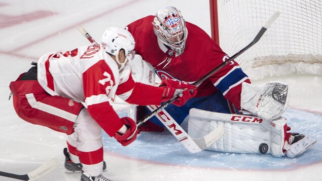 Carey Price repousse un tir de l'attaquant Andreas Athanasiou de la jambière gauche.