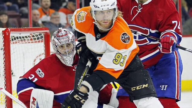 Le gardien du Canadien de Montréal Carey Price surveille le jeu, derrière l'attaquant des Flyers de Philadelphie Jakub Voracek. Le gardien du Canadien de Montréal Carey Price surveille le jeu, derrière l'attaquant des Flyers de Philadelphie Jakub Voracek.