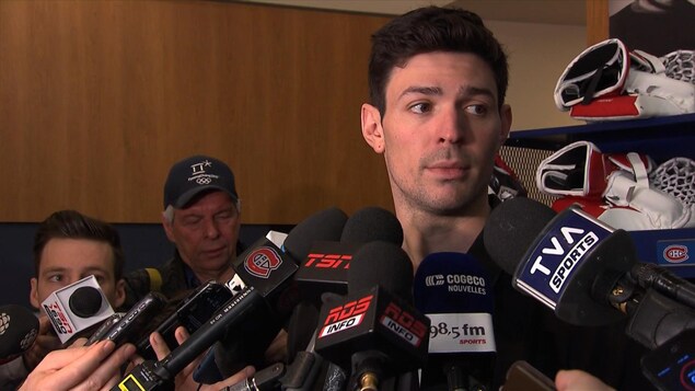 Carey Price en mêlée de presse dans le vestiaire du Canadien