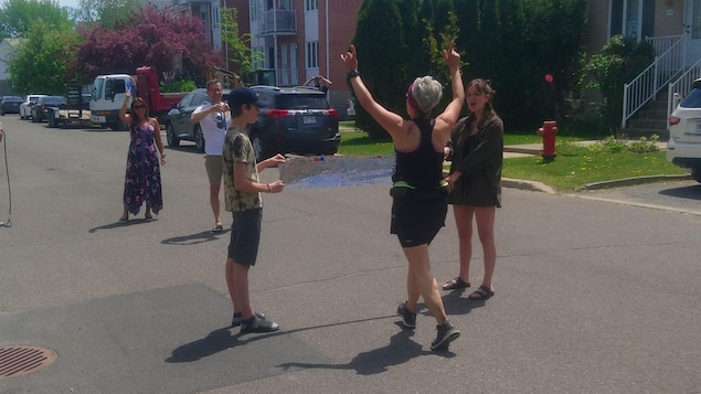 Cathy Chabot est accueillie par sa famille après son premier marathon virtuel.