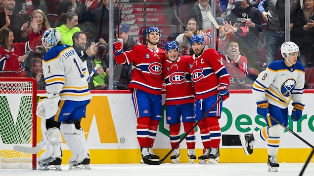 Caufield marque en prolongation et le Canadien bat les Sabres