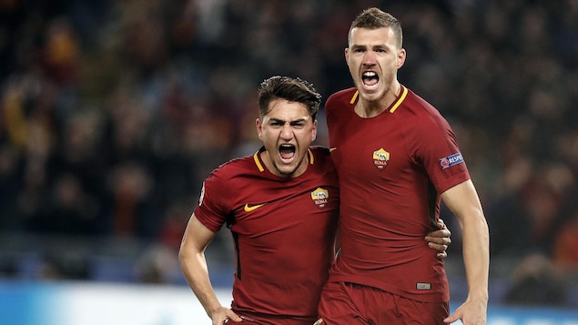 Cengiz (à gauche) et Edin Dzeko Cengiz (à gauche) et Edin Dzeko